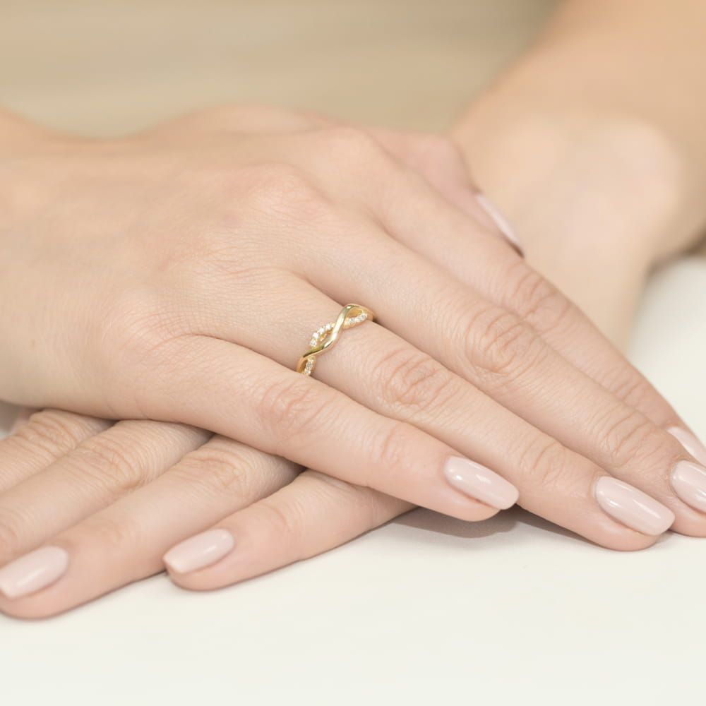 Pierścionek z brylantami 0,07 ct, żółte złoto 585, zdjęcie na dłoni