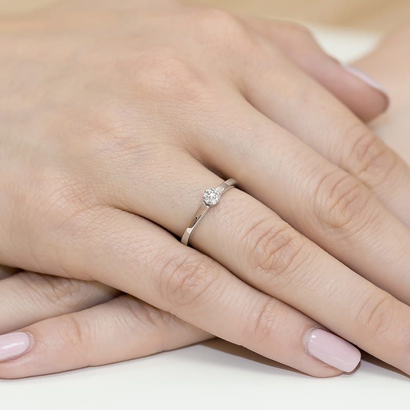 Pierścionek z brylantami 0,04 ct, białe złoto 585, zdjęcie na dłoni