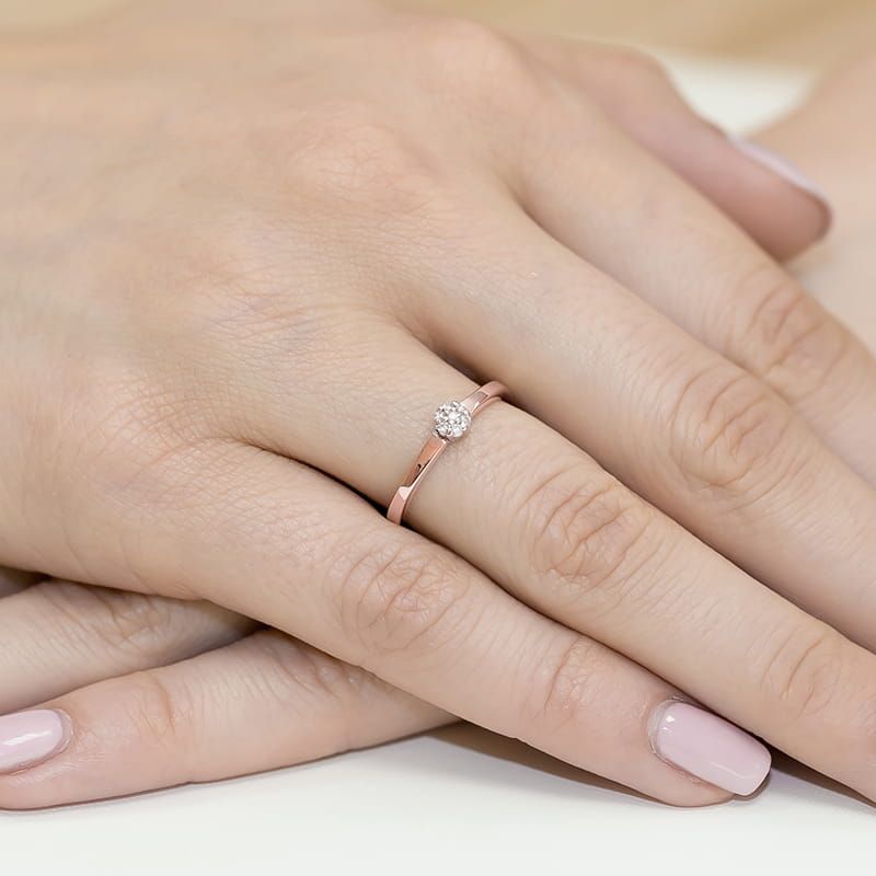 Pierścionek z brylantami 0,04 ct, różowe złoto 585, zdjęcie na dłoni