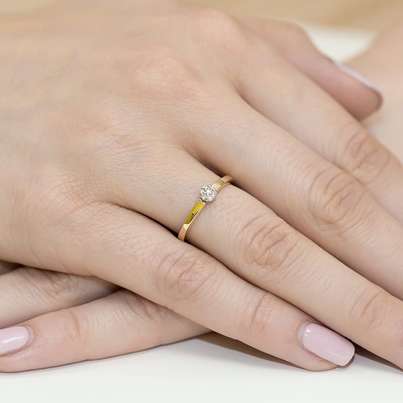 Pierścionek z brylantami 0,04 ct, żółte złoto 585, zdjęcie na dłoni