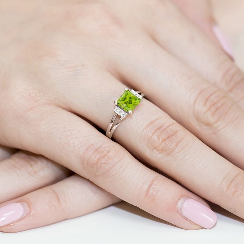 Pierścionek z oliwinem 1,10 ct i brylantami, białe złoto 585, zdjęcie na dłoni