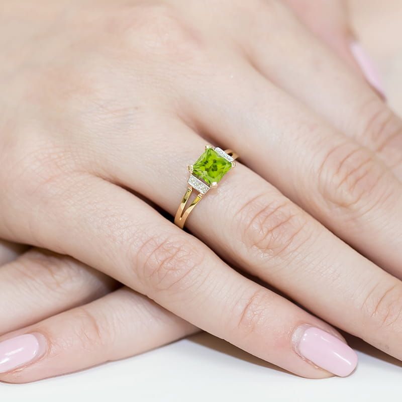 Pierścionek z oliwinem 1,10 ct i brylantami, żółte złoto 585, zdjęcie na dłoni
