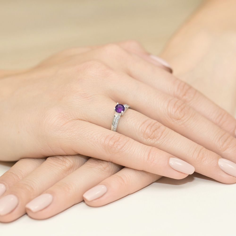 Pierścionek z ametystem 0,50 ct i brylantami, białe złoto 585, zdjęcie na dłoni