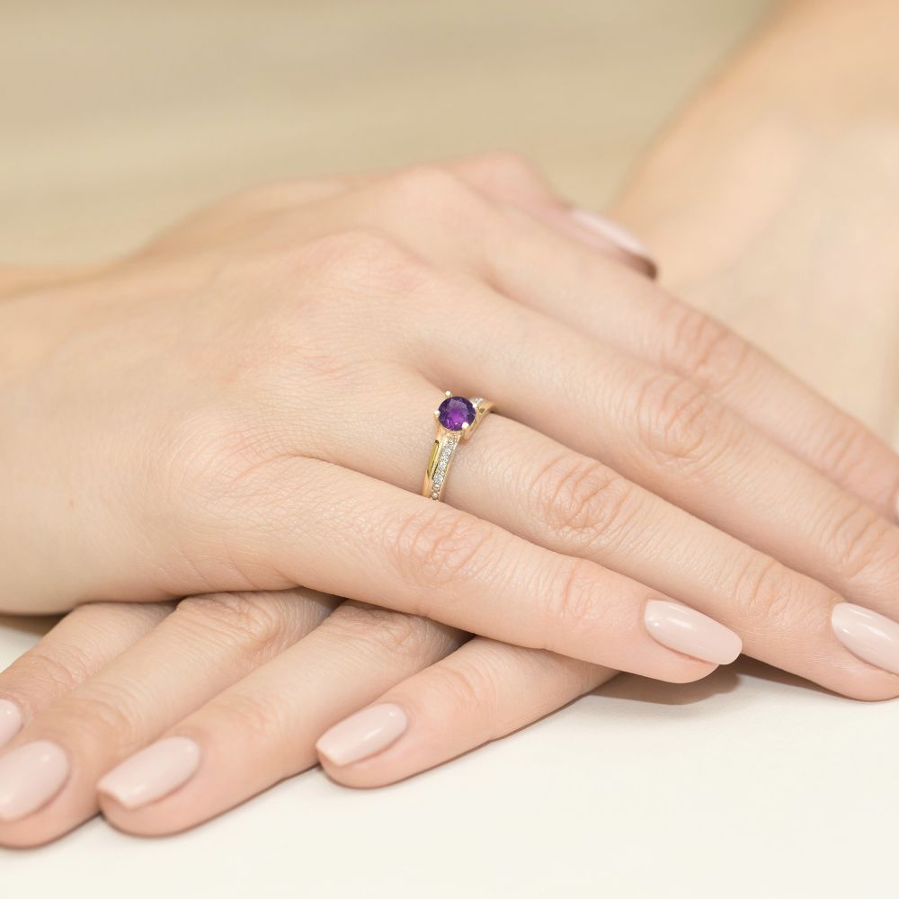 Pierścionek z ametystem 0,50 ct i brylantami, żółte złoto 585, zdjęcie na dłoni