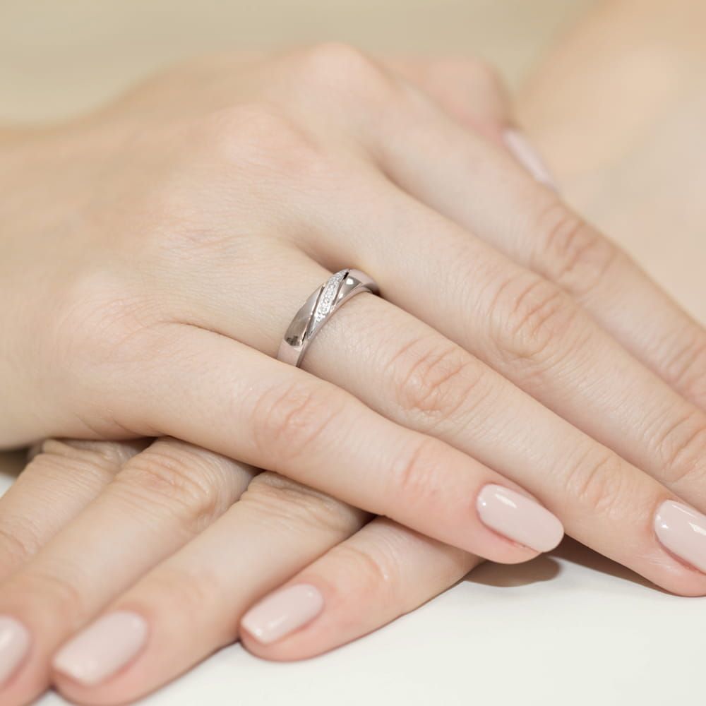 Pierścionek z brylantami 0,02 ct, białe złoto 585, zdjęcie na dłoni