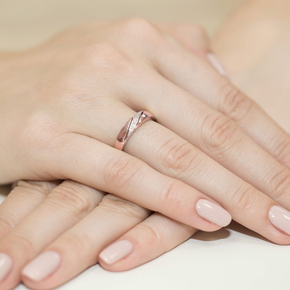 Pierścionek z brylantami 0,02 ct, różowe złoto 585, zdjęcie na dłoni