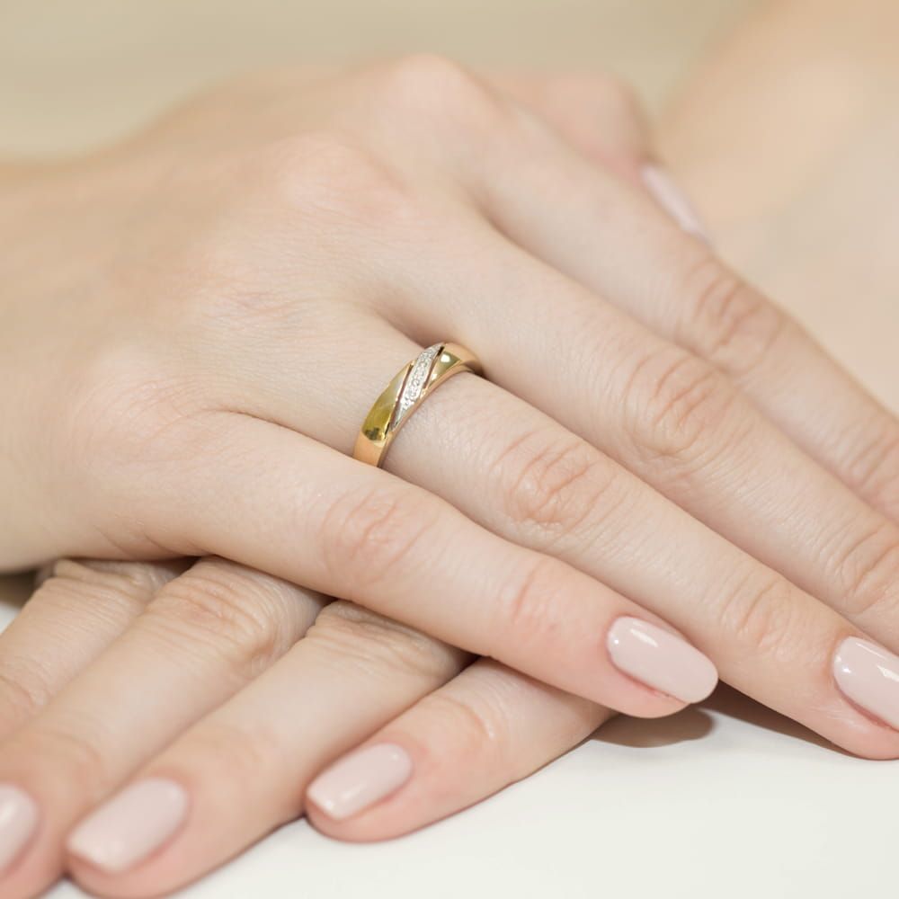 Pierścionek z brylantami 0,02 ct, żółte złoto 585, zdjęcie na dłoni