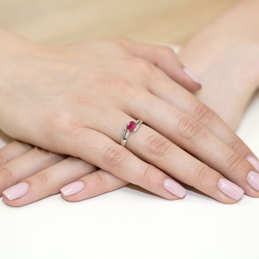 Pierścionek z rubinem 0,60 ct i brylantami, białe złoto 585, zdjęcie na dłoni