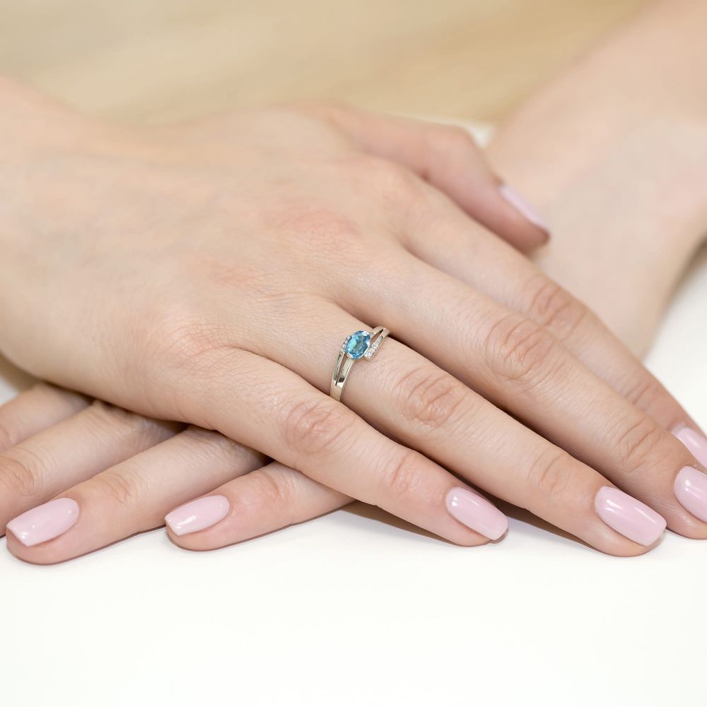 Pierścionek z topazem Swiss Blue 0,50 ct i brylantami, białe złoto 585, zdjęcie na dłoni