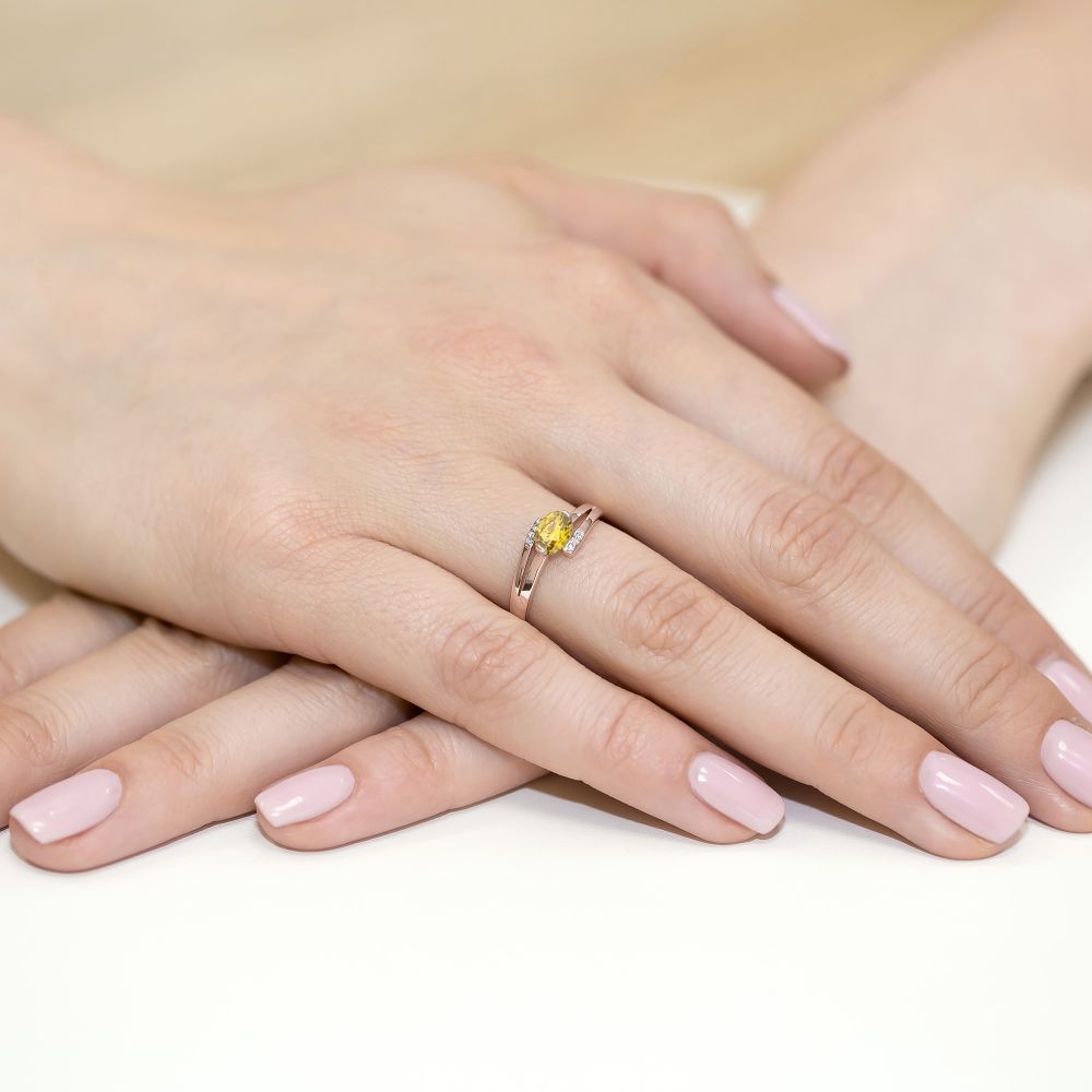 Pierścionek z żółtym diamentem laboratoryjnym 0,50 ct, różowe złoto 585, zdjęcie na dłoni