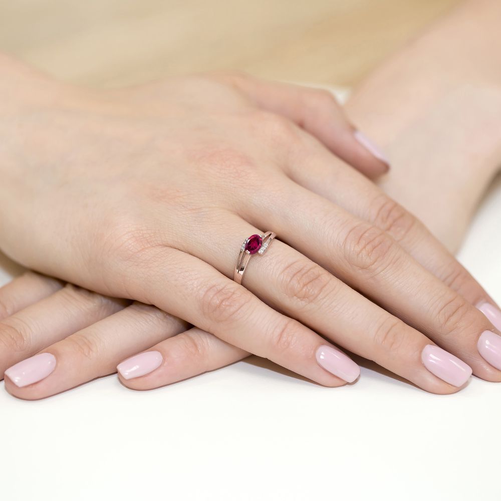 Pierścionek z rodolitem 0,50 ct i brylantami, różowe złoto 585, zdjęcie na dłoni
