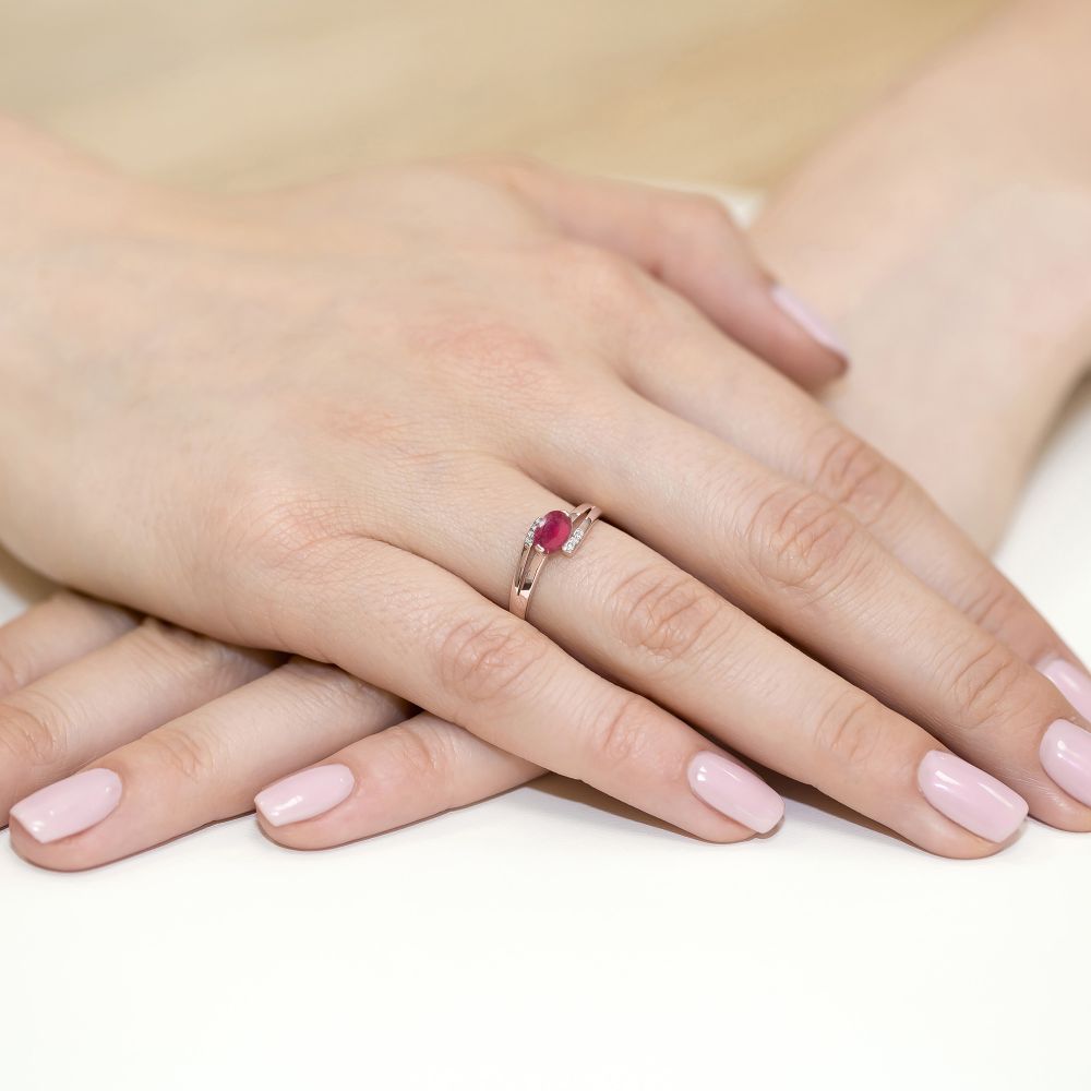Pierścionek z rubinem 0,60 ct i brylantami, różowe złoto 585, zdjęcie na dłoni