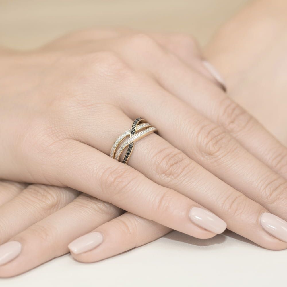 Pierścionek z czarnymi i białymi brylantami 0,27 ct, żółte złoto 585, zdjęcie na dłoni