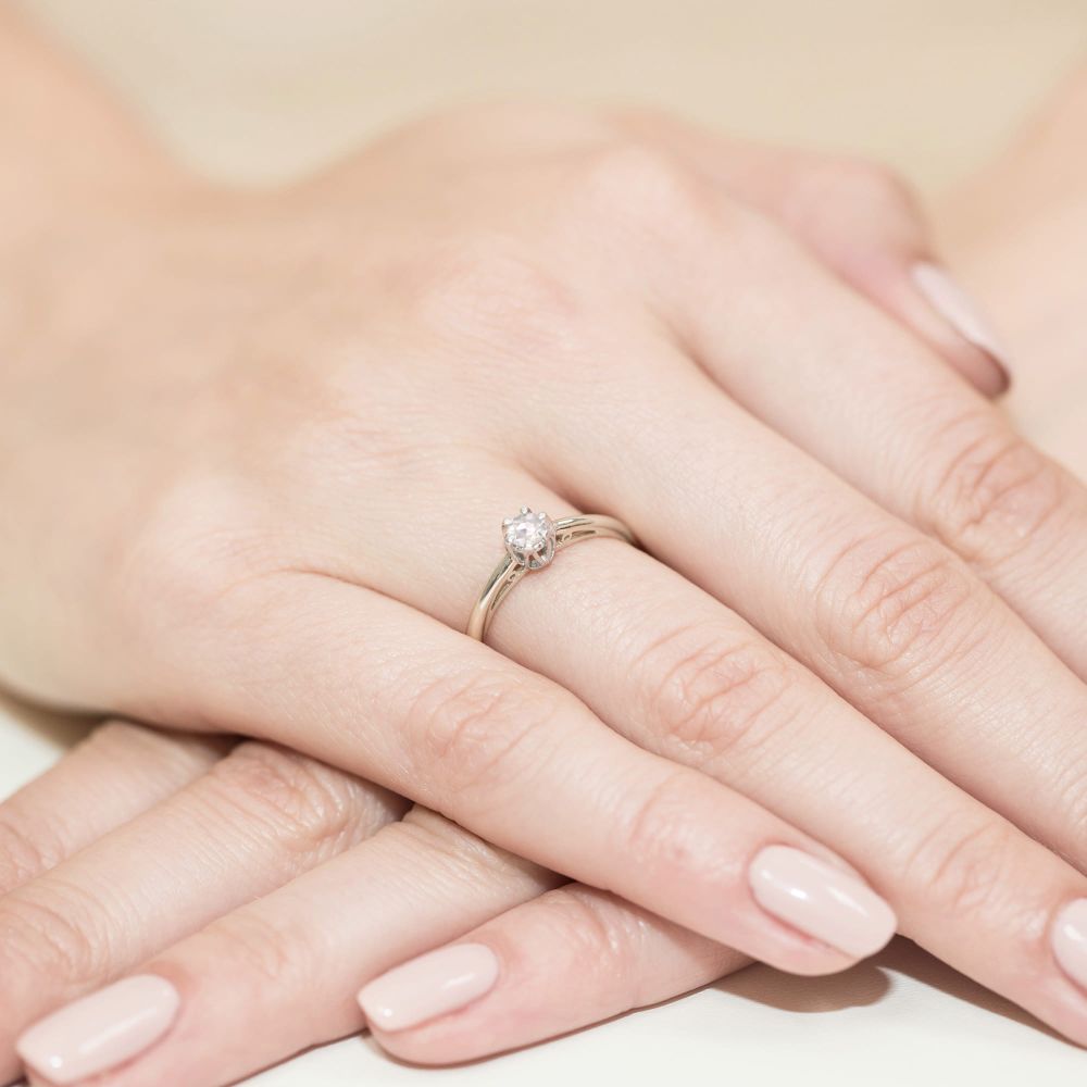 Pierścionek z diamentem laboratoryjnym 0,15 ct, białe złoto 585, zdjęcie na dłoni