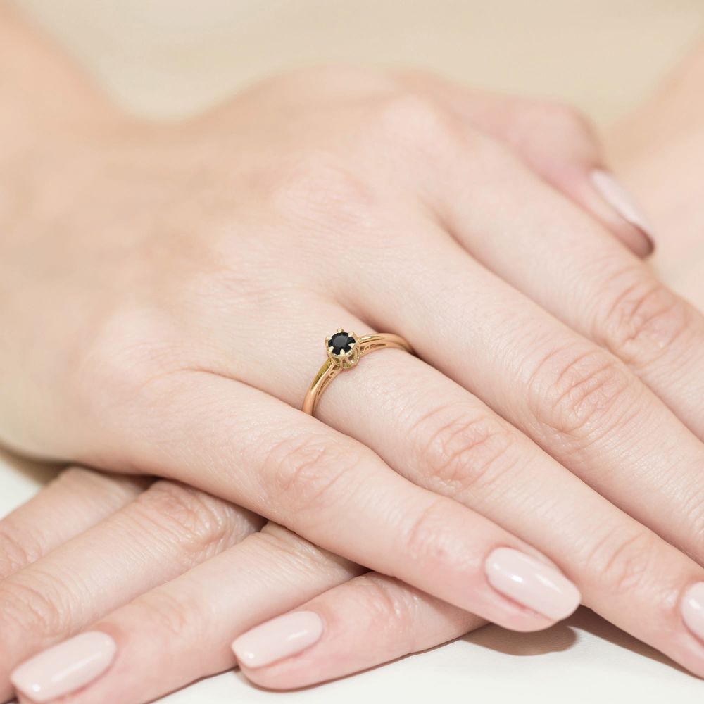 Pierścionek z czarnym diamentem 0,20 ct, żółte złoto 585, zdjęcie na dłoni