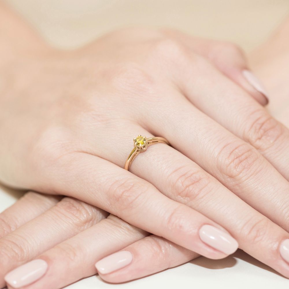 Pierścionek z żółtym diamentem laboratoryjnym 0,15 ct, żółte złoto 585, zdjęcie na dłoni