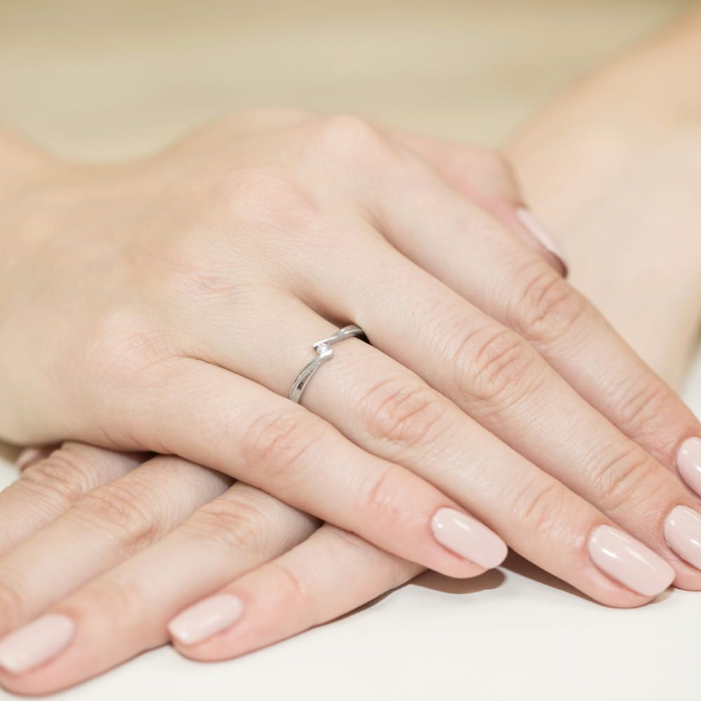 Pierścionek zaręczynowy z brylantem 0,04 ct, białe złoto 585, zdjęcie na dłoni