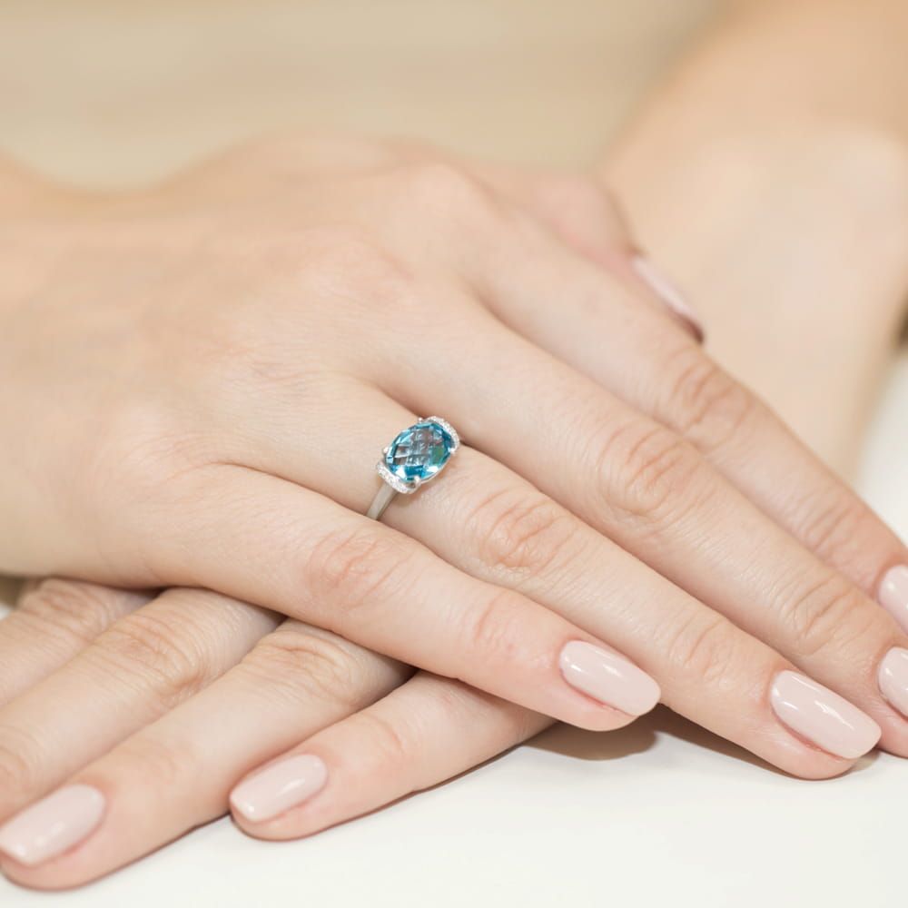 Pierścionek z topazem Swiss Blue 1,70 ct i brylantami, białe złoto 585, zdjęcie na dłoni