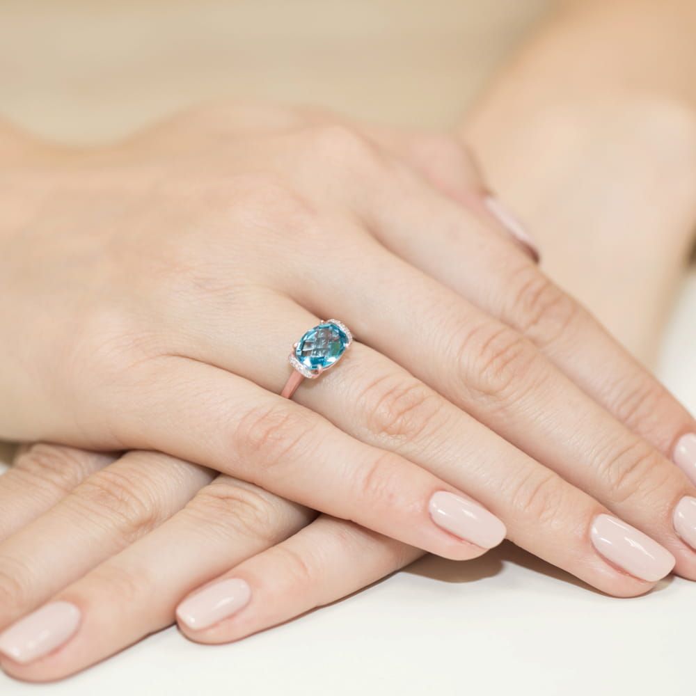 Pierścionek z topazem Swiss Blue 1,70 ct i brylantami, różowe złoto 585, zdjęcie na dłoni