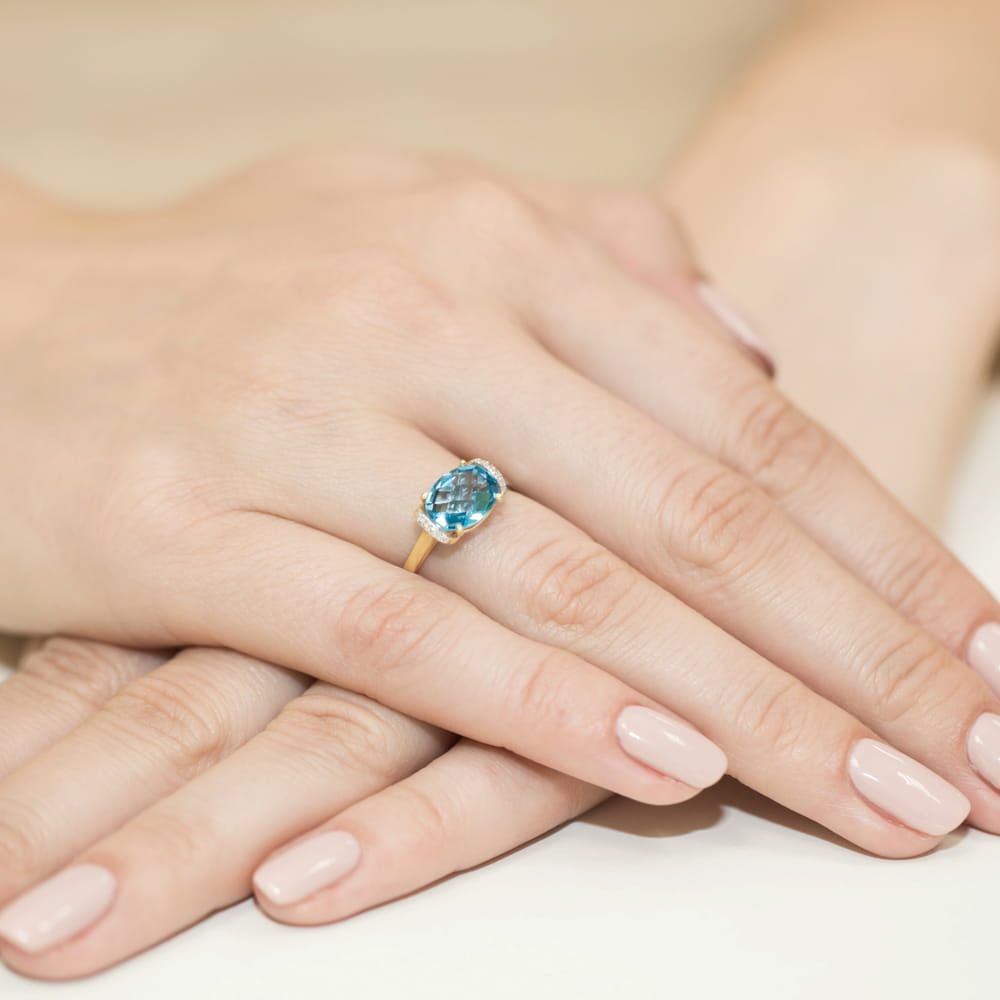 Pierścionek z topazem Swiss Blue 1,70 ct i brylantami, żółte złoto 585, zdjęcie na dłoni