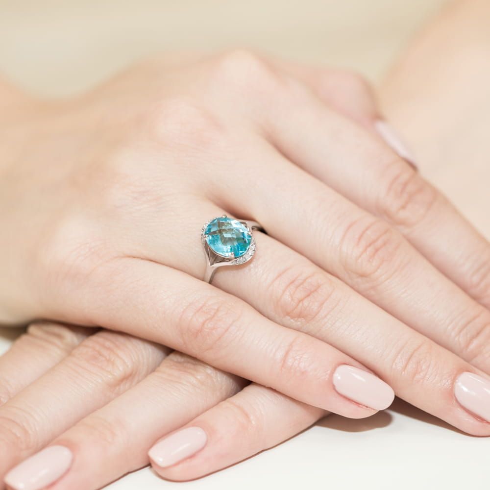 Pierścionek z topazem Swiss Blue 3,00 ct i brylantami, białe złoto 585, zdjęcie na dłoni