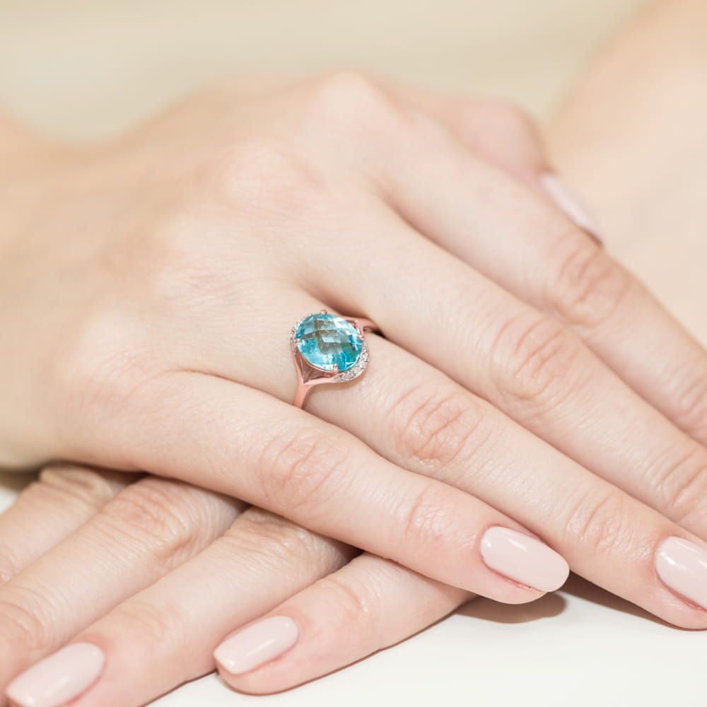 Pierścionek z topazem Swiss Blue 3,00 ct i brylantami, różowe złoto 585, zdjęcie na dłoni