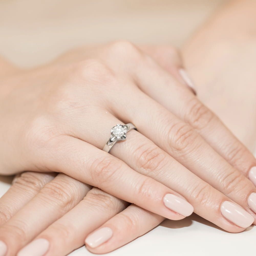 Pierścionek z diamentem laboratoryjnym 0,50 ct, białe złoto 585, zdjęcie na dłoni