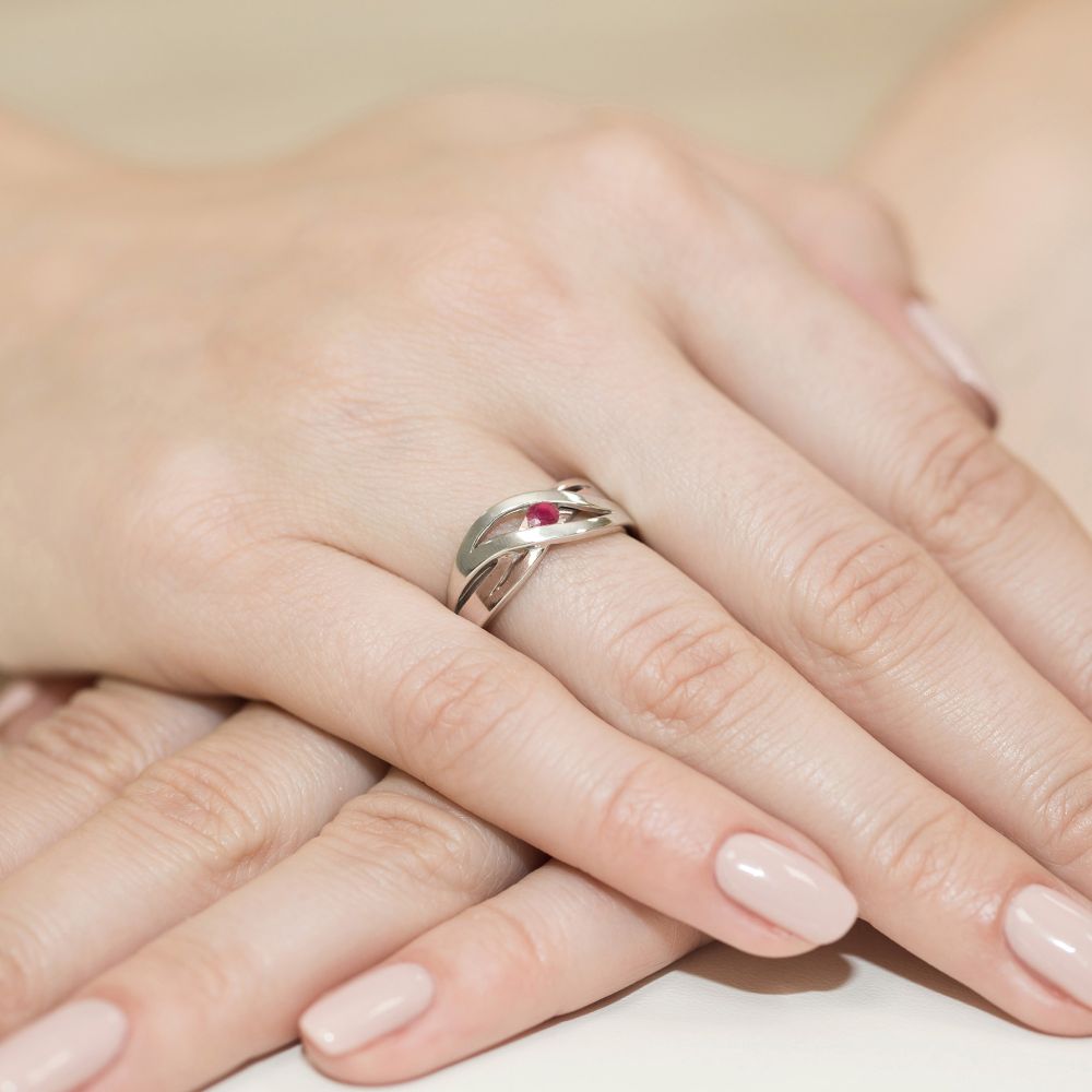 Pierścionek z rubinem 0,15 ct, różowe złoto 585, zdjęcie na dłoni