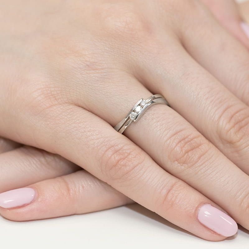 Pierścionek z brylantami 0,12 ct, białe złoto 585, zdjęcie na dłoni