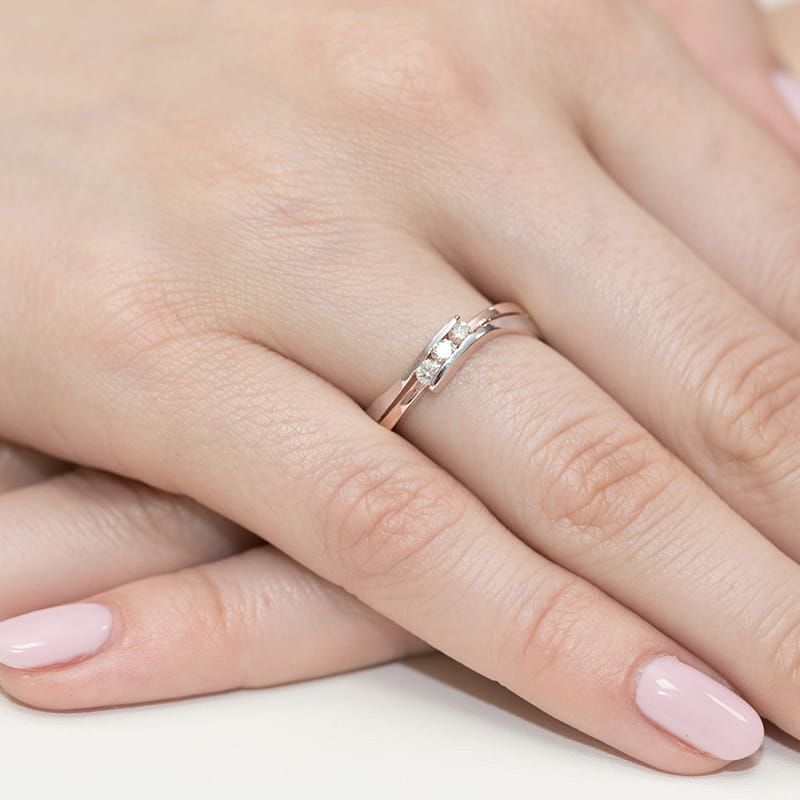 Pierścionek z brylantami 0,12 ct, różowe złoto 585, zdjęcie na dłoni
