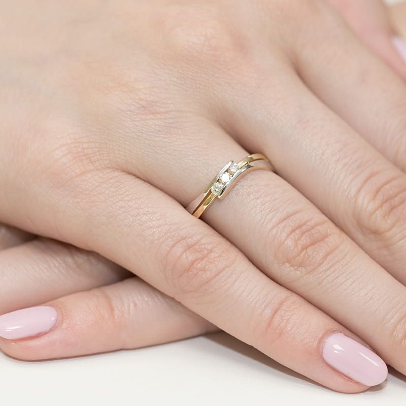 Pierścionek z brylantami 0,12 ct, żółte złoto 585, zdjęcie na dłoni