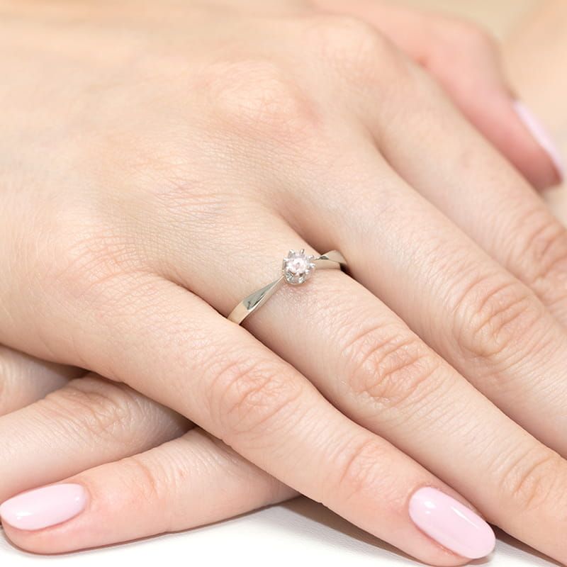 Pierścionek z diamentem laboratoryjnym 0,15 ct, białe złoto 585, zdjęcie na dłoni