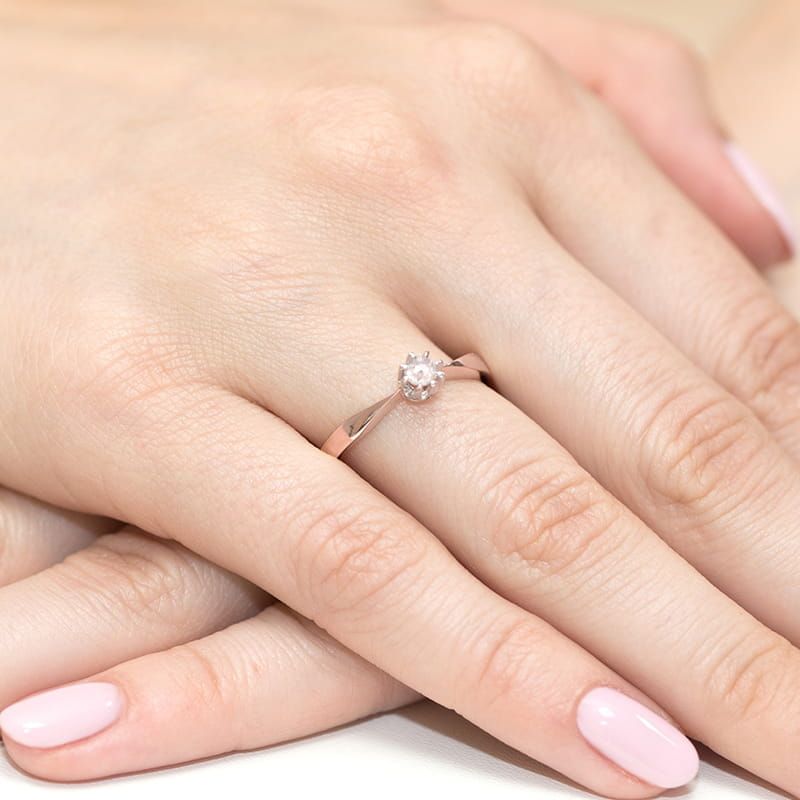 Pierścionek z diamentem laboratoryjnym 0,15 ct, różowe złoto 585, zdjęcie na dłoni