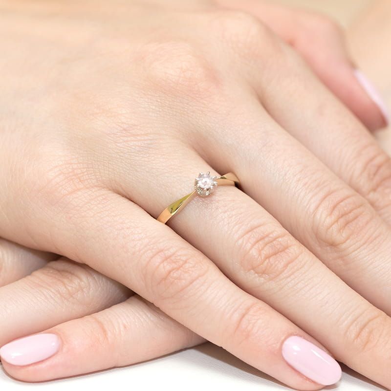 Pierścionek z diamentem laboratoryjnym 0,15 ct, żółte złoto 585, zdjęcie na dłoni