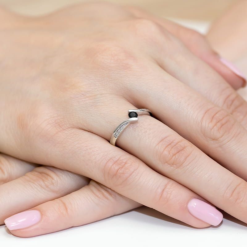 Pierścionek z czarnym diamentem 0,12 ct i brylantami, białe złoto 585, zdjęcie na dłoni
