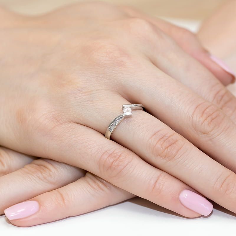 Pierścionek z brylantami 0,16 ct, białe złoto 585, zdjęcie na dłoni