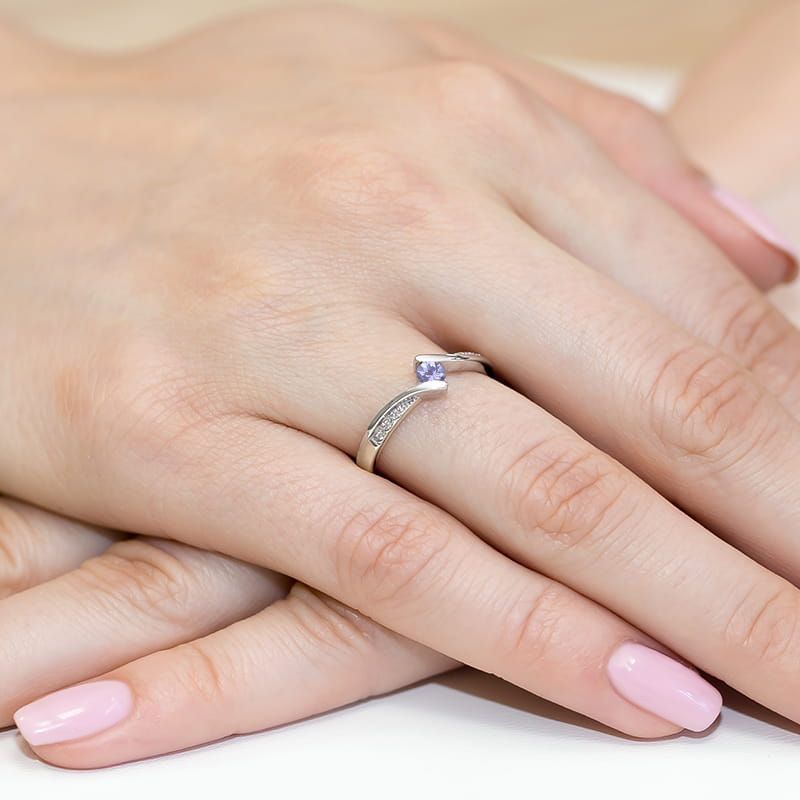 Pierścionek z tanzanitem 0,15 ct i brylantami, białe złoto 585, zdjęcie na dłoni