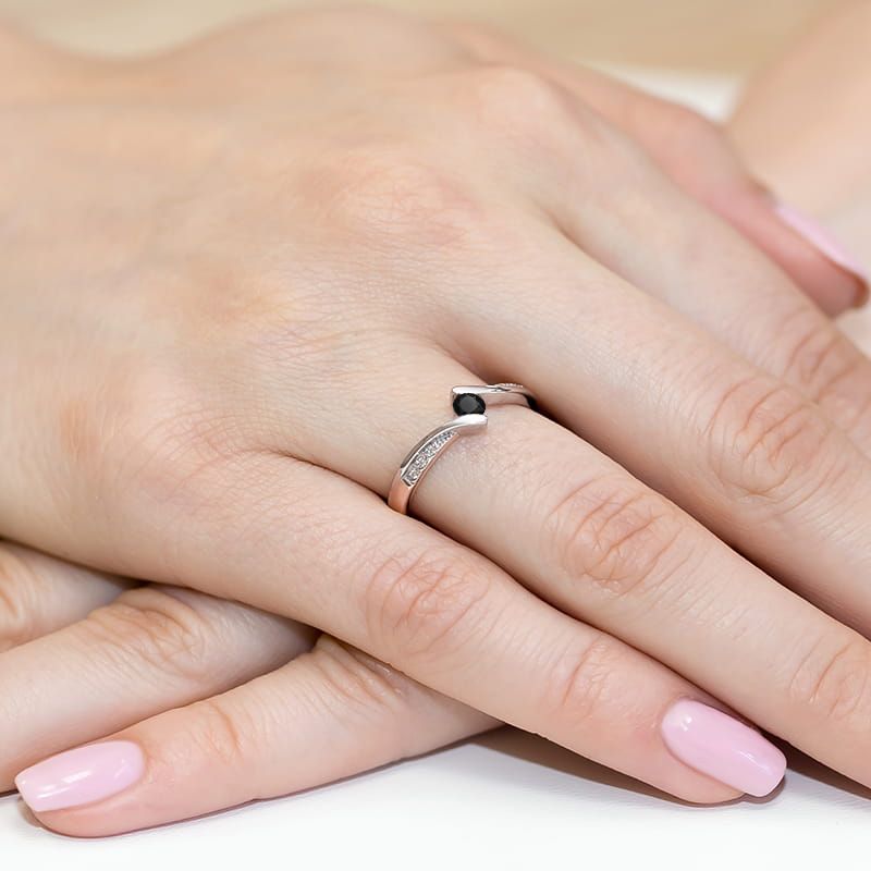 Pierścionek z czarnym diamentem 0,12 ct i brylantami, różowe złoto 585, zdjęcie na dłoni