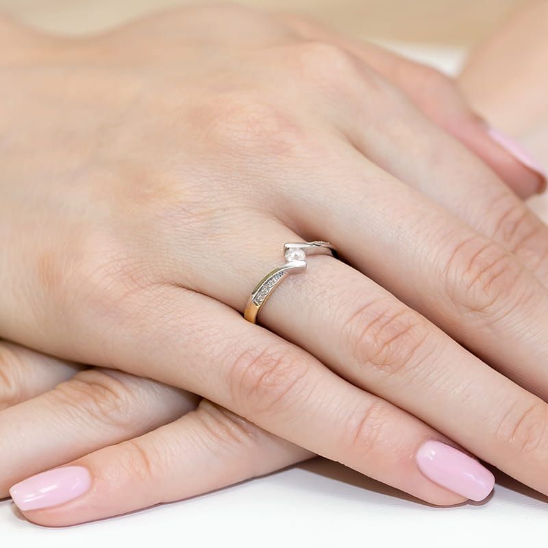 Pierścionek z brylantami 0,16 ct, żółte złoto 585, zdjęcie na dłoni