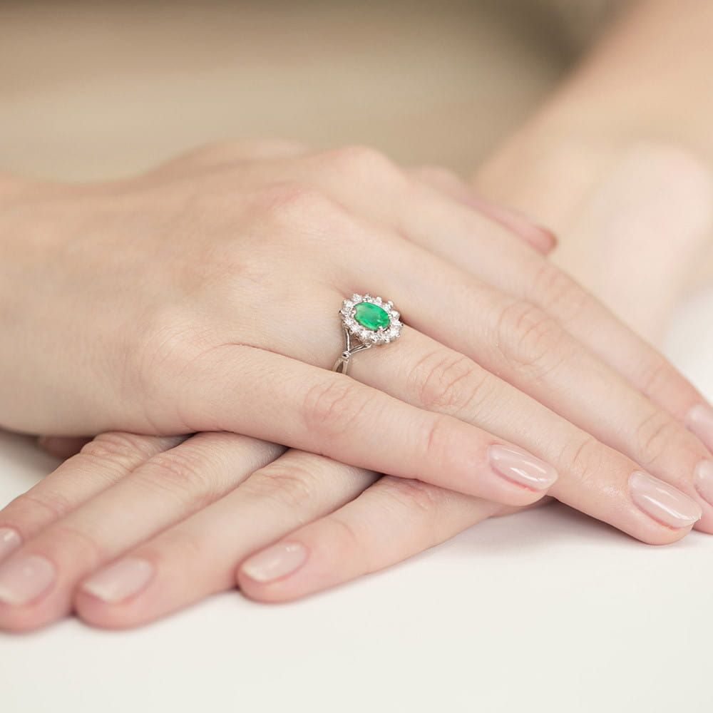 Pierścionek ze szmaragdem 0,80 ct i brylantami, białe złoto 585, zdjęcie na dłoni