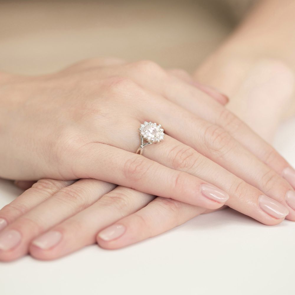 Pierścionek z diamentem laboratoryjnym 0,98 ct, białe złoto 585, zdjęcie na dłoni