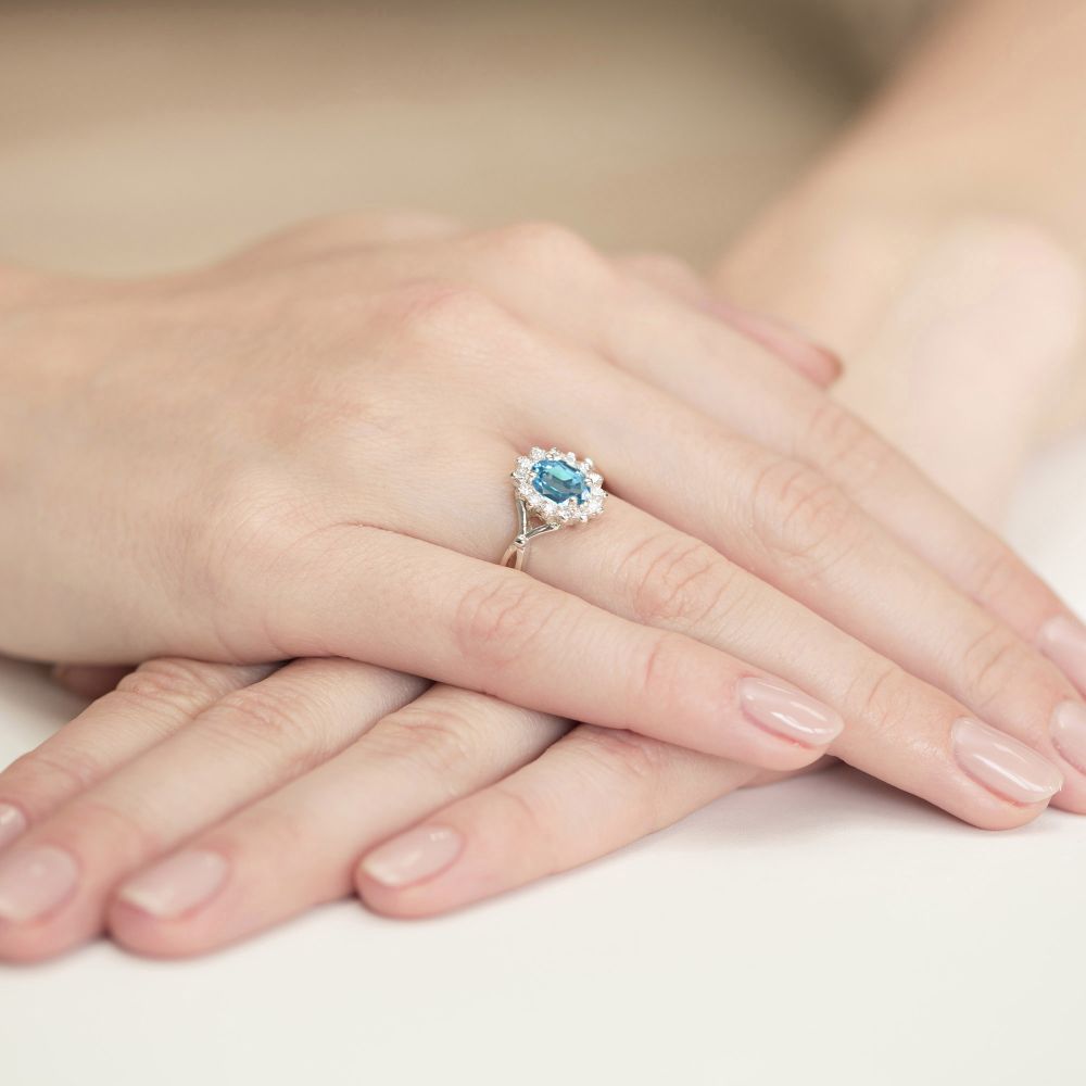 Pierścionek z topazem Swiss Blue 0,90 ct i brylantami, białe złoto 585, zdjęcie na dłoni