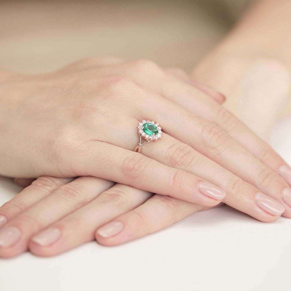 Pierścionek ze szmaragdem 0,80 ct i brylantami, różowe złoto 585, zdjęcie na dłoni