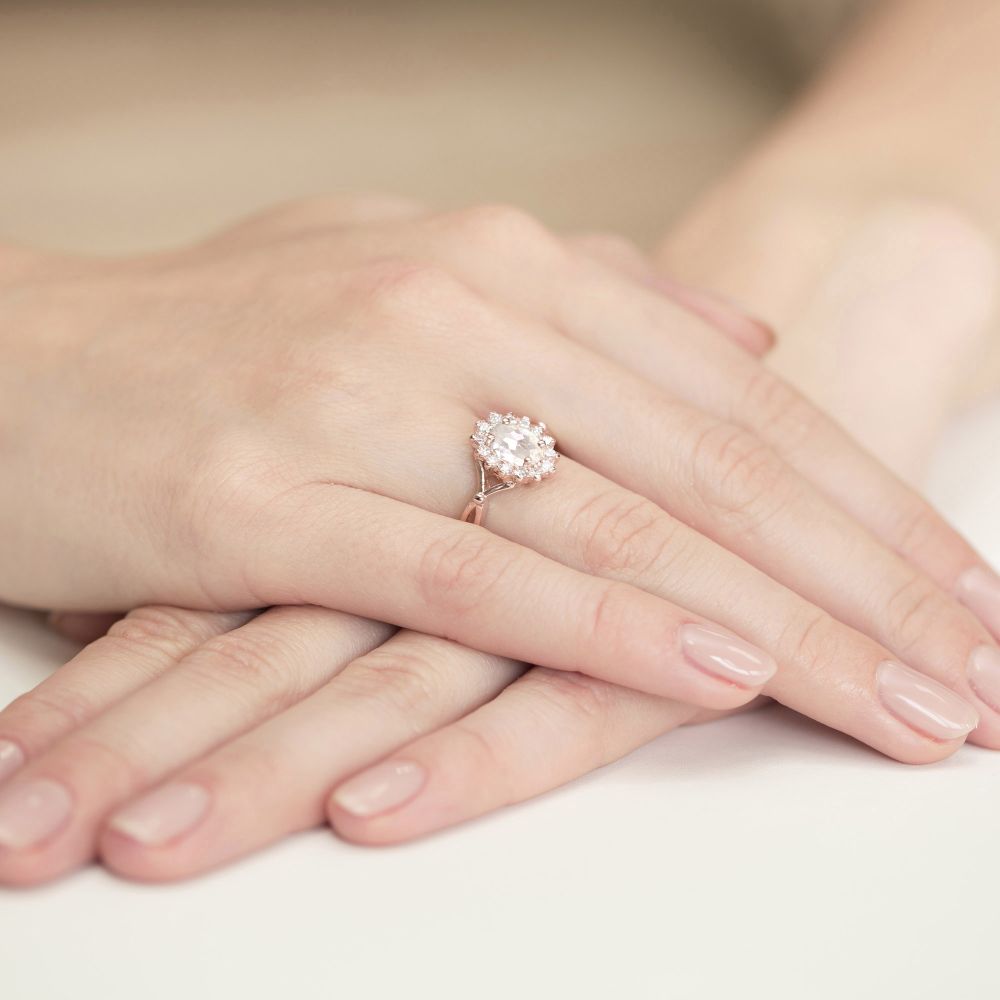 Pierścionek z diamentem laboratoryjnym 0,98 ct, różowe złoto 585, zdjęcie na dłoni