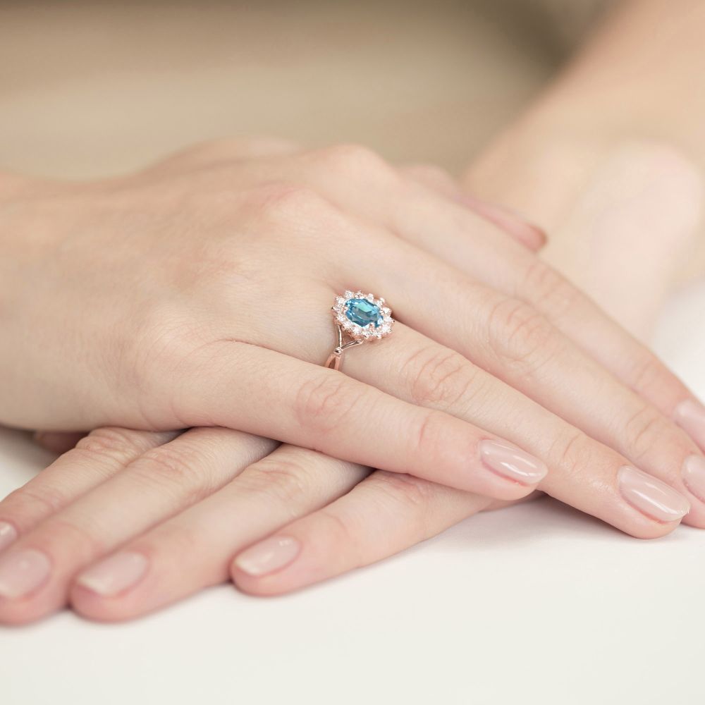 Pierścionek z topazem Swiss Blue 0,90 ct i brylantami, różowe złoto 585, zdjęcie na dłoni