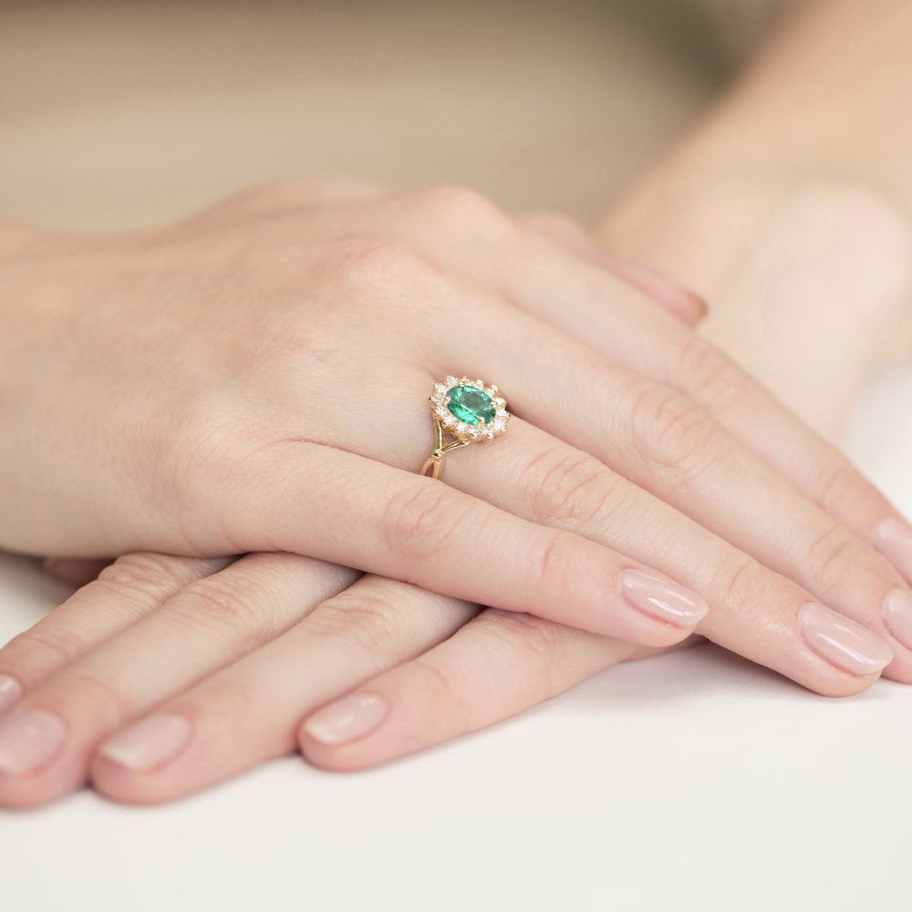 Pierścionek ze szmaragdem 0,80 ct i brylantami, żółte złoto 585, zdjęcie na dłoni