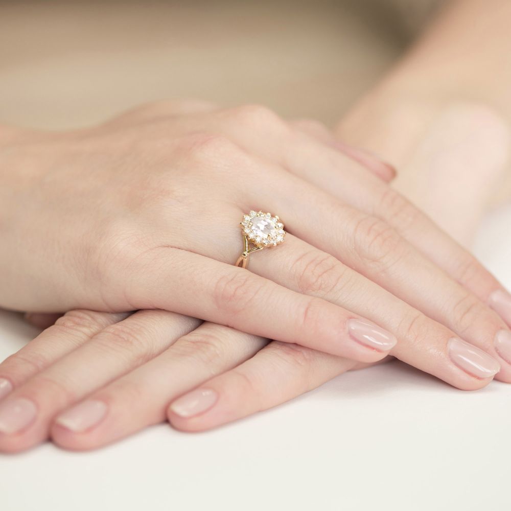 Pierścionek z diamentem laboratoryjnym 0,98 ct, żółte złoto 585, zdjęcie na dłoni