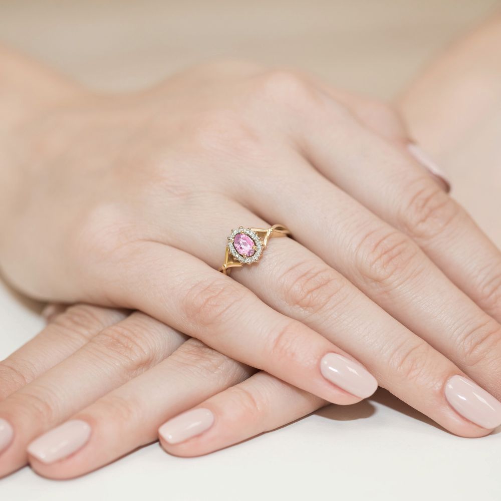 Pierścionek z różowym szafirem 0,45 ct i brylantami, żółte złoto 585, zdjęcie na dłoni