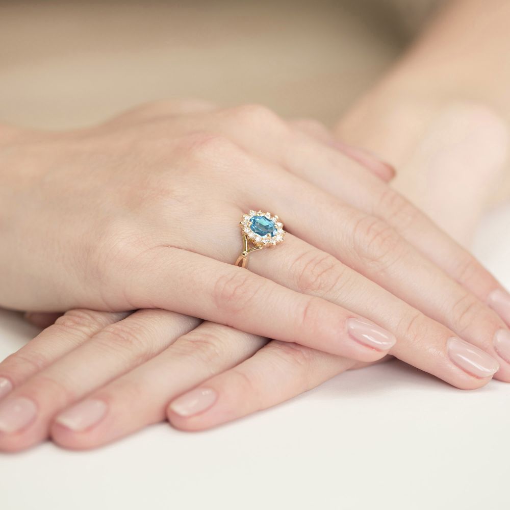 Pierścionek z topazem Swiss Blue 0,90 ct i brylantami, żółte złoto 585, zdjęcie na dłoni