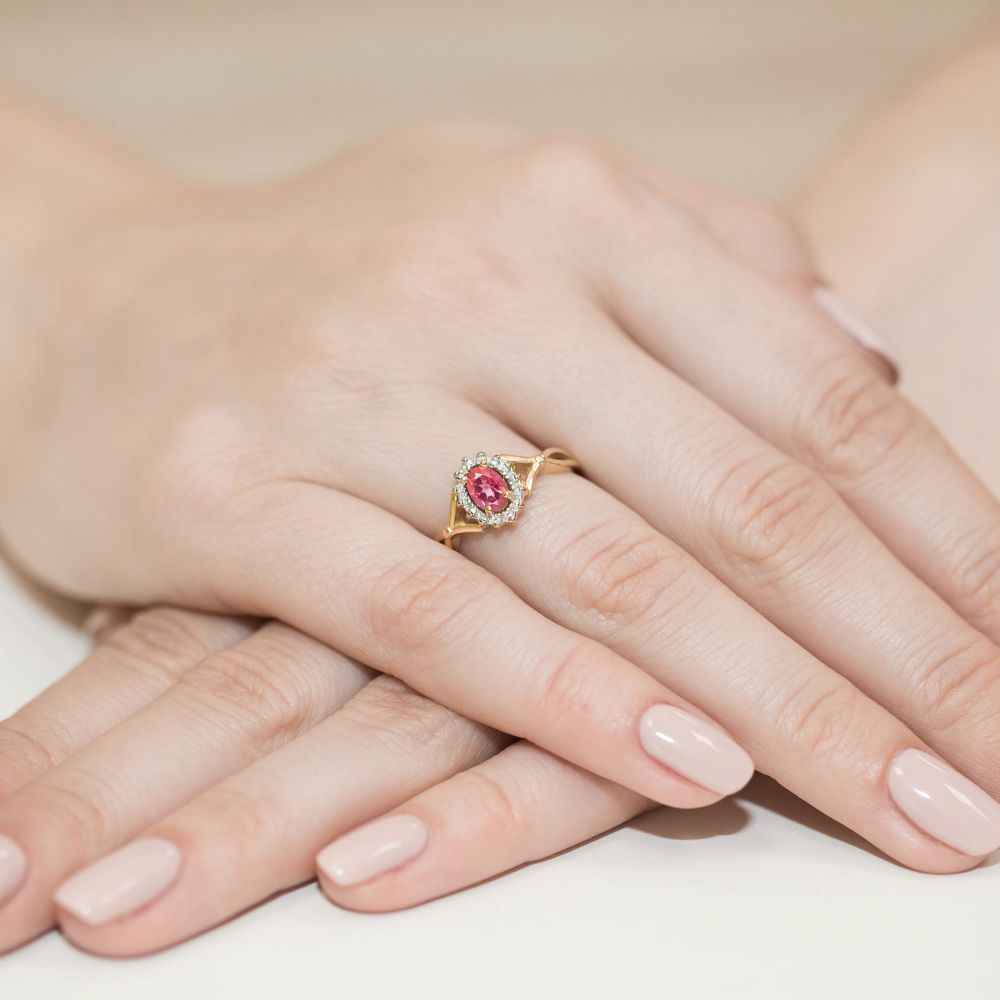 Pierścionek z różowym topazem 0,50 ct i brylantami, żółte złoto 585, zdjęcie na dłoni